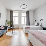Modern & Stylish Apartments, Multiple Units براغ